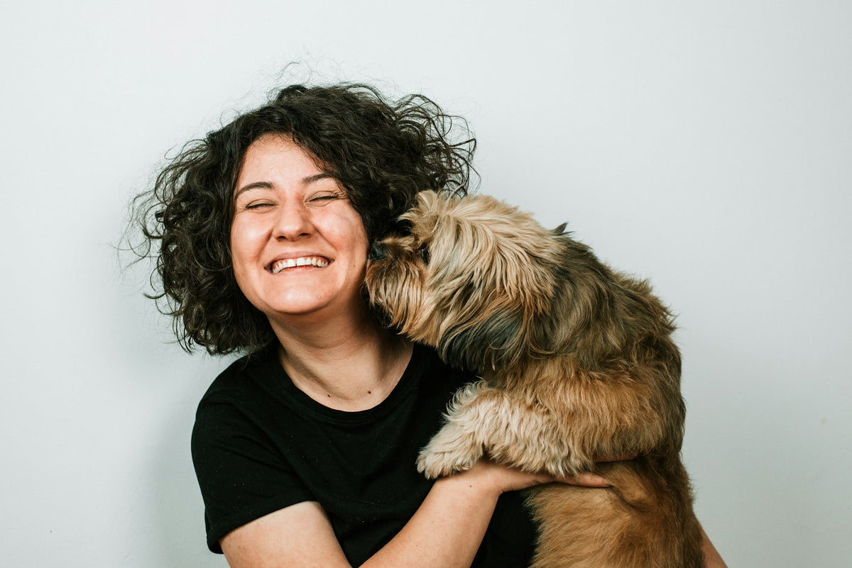 Mujer feliz abrazando a su perro
